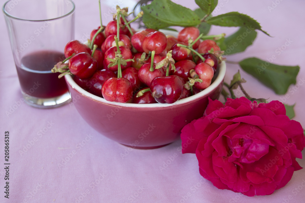 Vino e ciliegie... con amore Vino e ciliegie... con amore