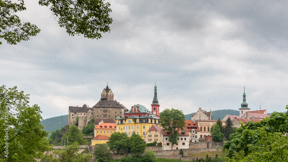 Schloss Loket an der Eger. Romantisches Schloss mit bunten Häusern. Ritterburg in Tschechien Schloss Loket an der Eger. Romantisches Schloss mit bunten Häusern. Ritterburg in Tschechien