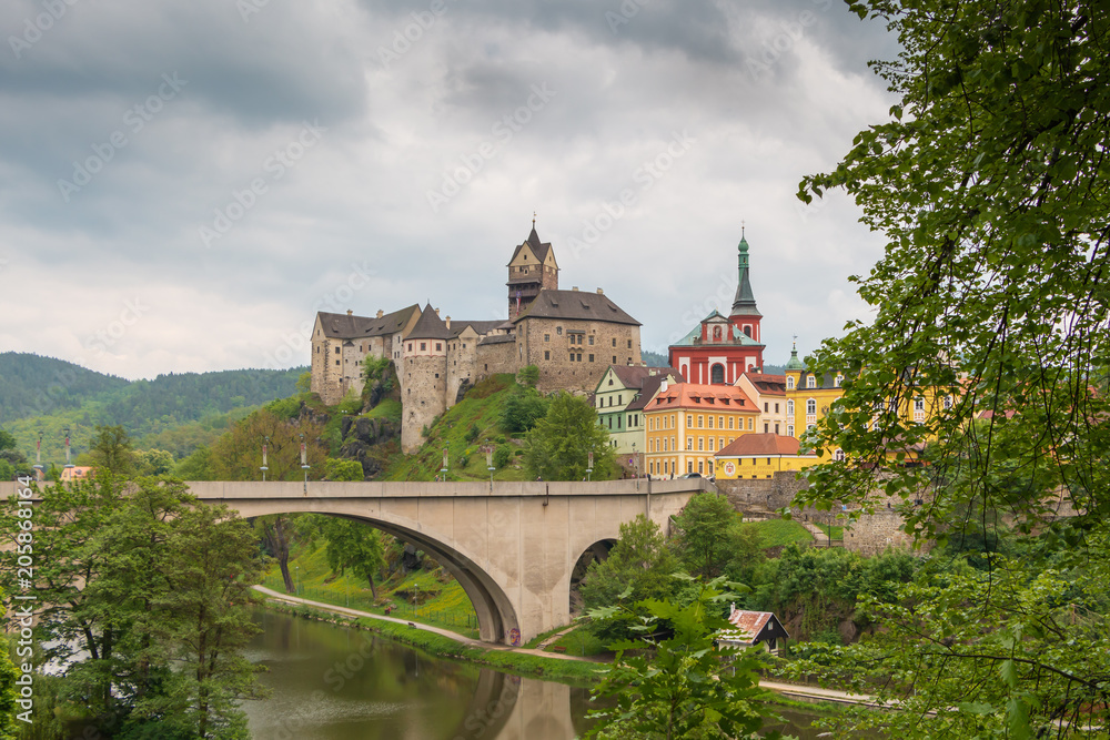 Schloss Loket an der Eger. Romantisches Schloss mit bunten Häusern. Ritterburg in Tschechien