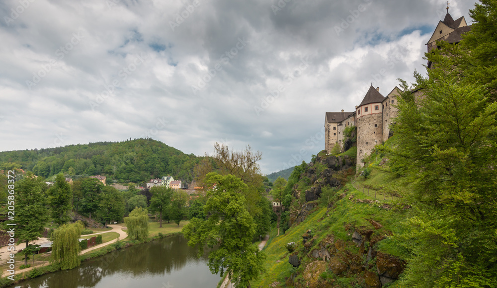 Schloss Loket an der Eger. Romantisches Schloss mit bunten Häusern. Ritterburg in Tschechien