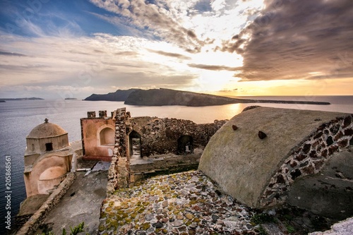 Konstfotografi Dramatic and beautiful sunset over Oia, Santorini, Greece