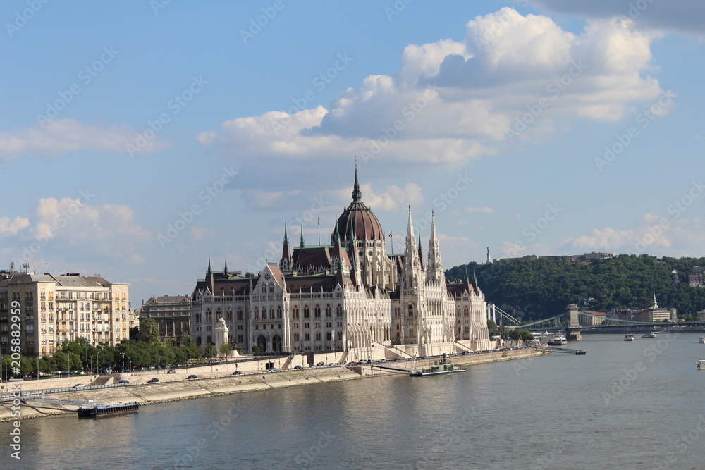 Parlement hongrois au loin