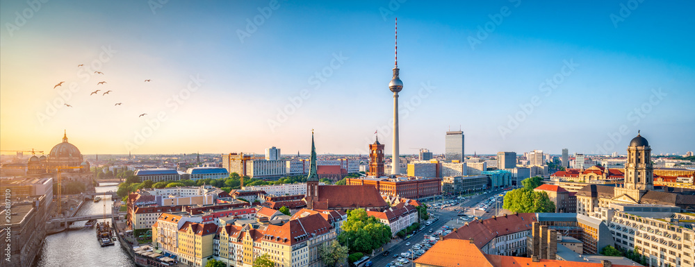 Fototapeta premium Panoramę Berlina z Nikolaiviertel, berlińską katedrą i wieżą telewizyjną