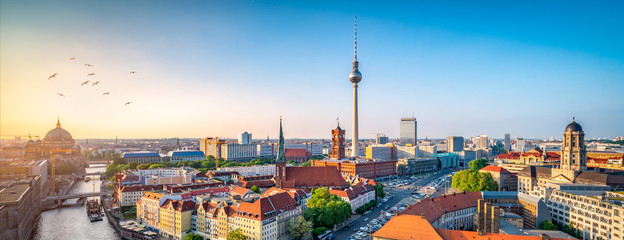Fototapete Berlin Berlin Skyline mit Nikolaiviertel, Berliner Dom und Fernsehturm  © eyetronic