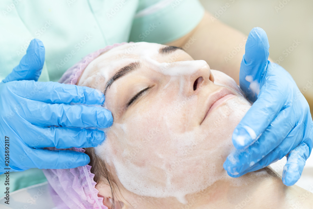 Massage and facial peels at the salon using cosmetics Massage and facial peels at the salon using cosmetics