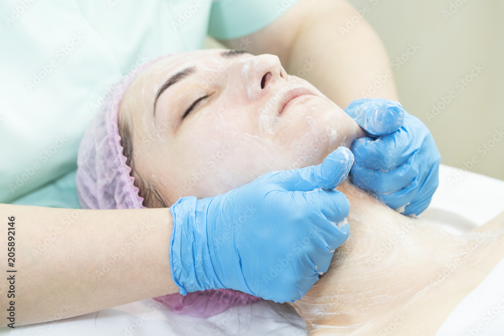 Massage and facial peels at the salon using cosmetics 