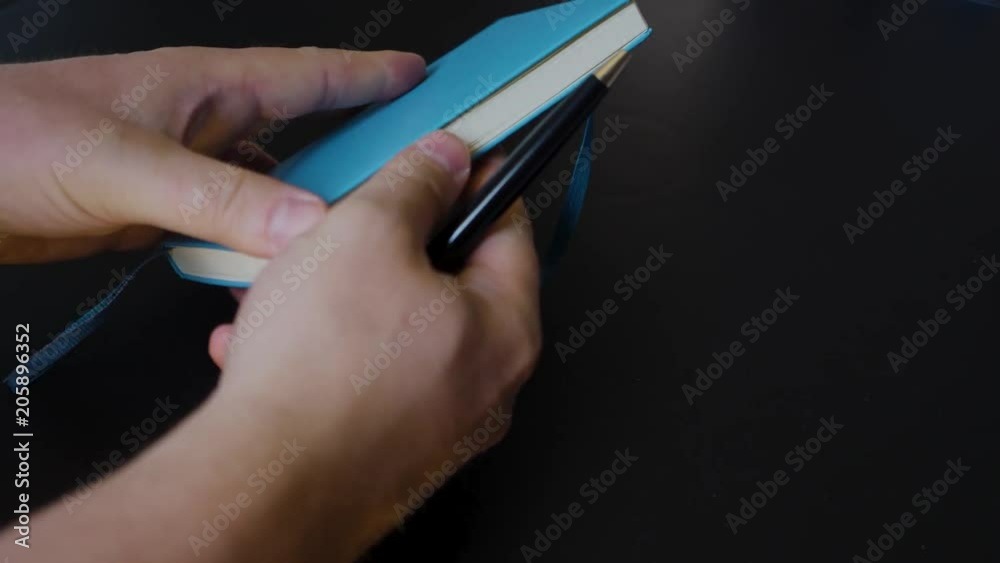 Hände schreiben Notiz in ein Tagebuch