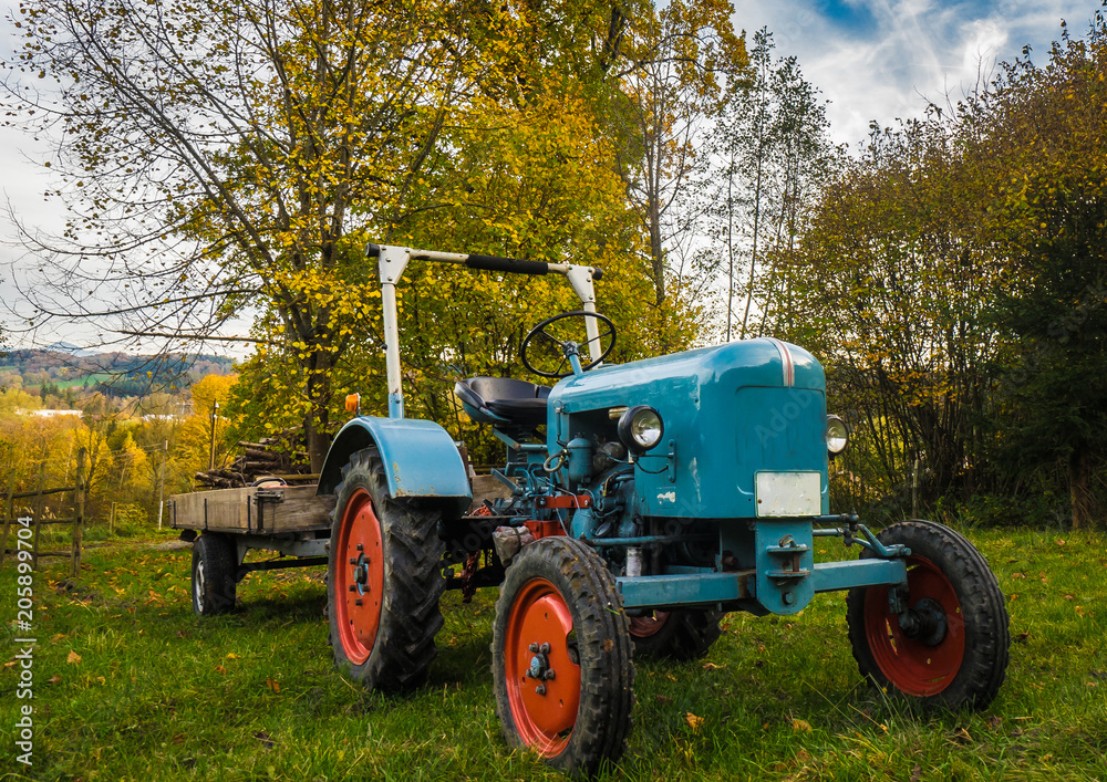 Naklejka premium oldtimer bulldog tractor sunset shot