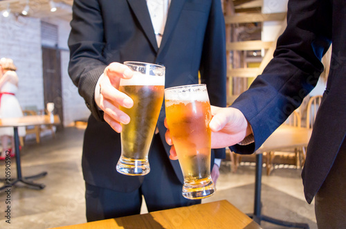 グラスビール　乾杯 