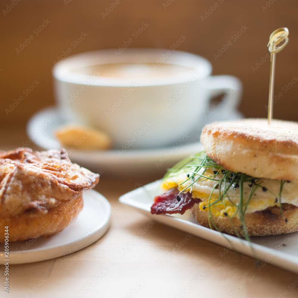 Foto Stock Gourmet Breakfast with English muffin sandwich, pastry and