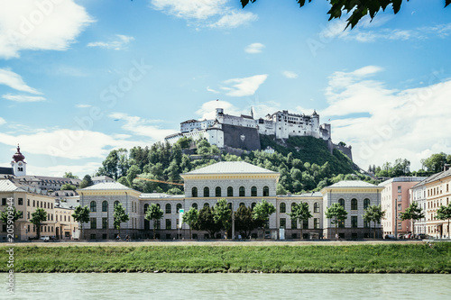 Universität Salzburg (Gesellschaftswissenschaftliche Fakultät,Geswi), Festung Hohensalzburg im Hintergrund © Patrick Daxenbichler