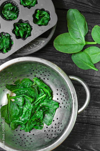 фотографія spinach (fresh and freeze spinach) blanch. food background