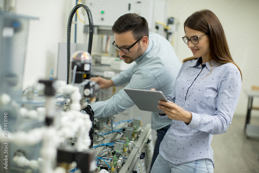 Obraz premium Young couple in electronic workshop