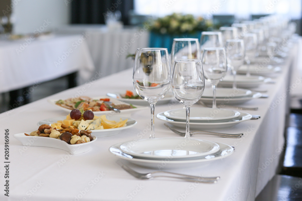 Fototapeta premium empty glasses and plates on the table in the restaurant
