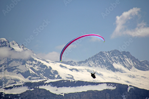 Paragliding in den Alpen, Schweiz 