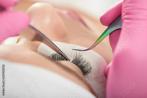 Billede på lærred Backview close up of making lashes salon procedure