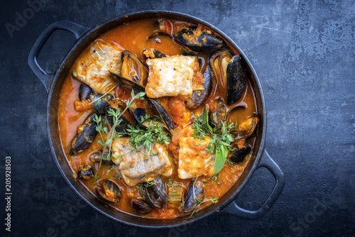 Traditionelle französisch korsische Fischsuppe mit Kabeljau und Muscheln als Draufsicht in inem Topf mit Textfreiraum photo