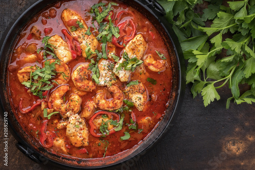 Traditioneller kreolischer Cajun Bouillon mit Fisch Meeresfrüchte mit gumbo Chowder Eintopf als Draufsicht in einem Topf