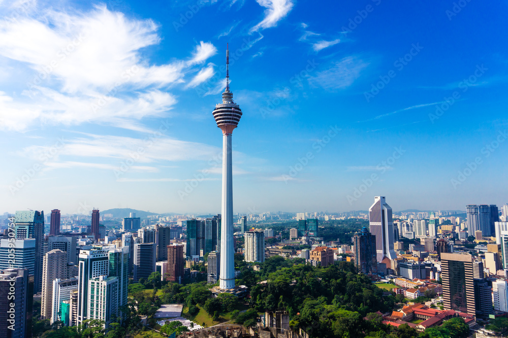 Naklejka premium Panoramę centrum Kuala Lumpur z drapaczami chmur i wieżą KL
