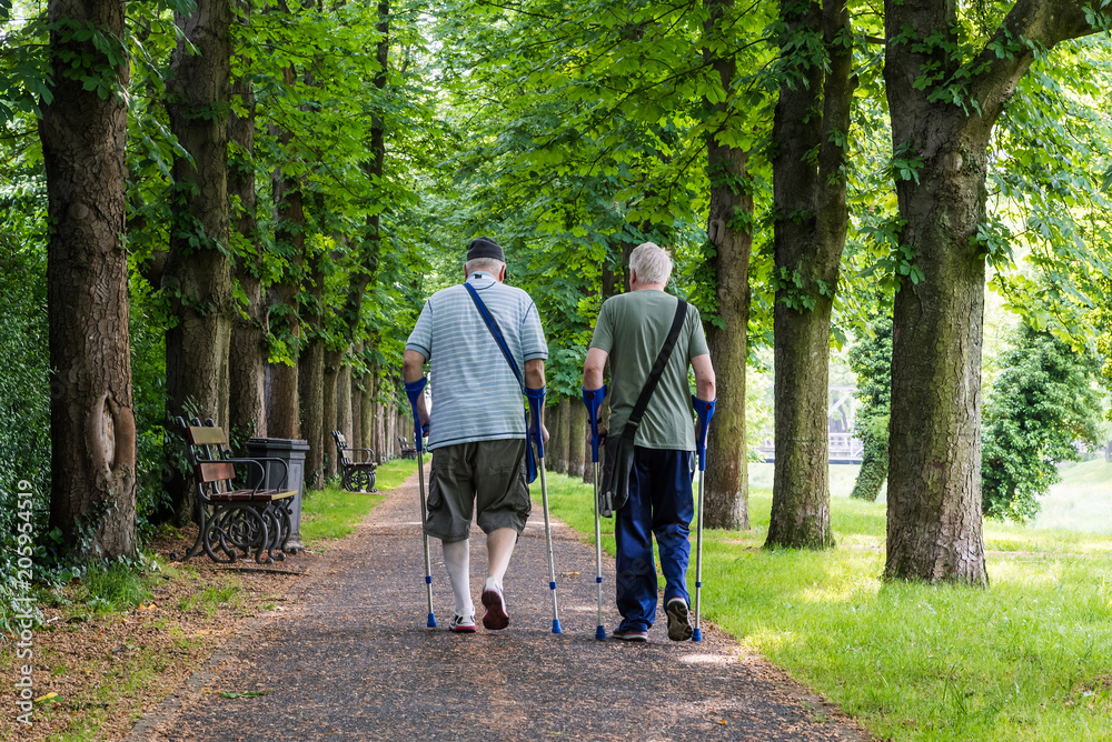 Fototapeta premium Bad Neuenahr – Orthopädie-Patienten mit Gehstützen im Kurpark
