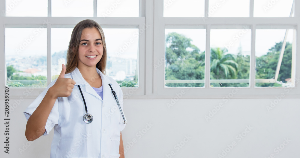 Sympathische blonde Krankenschwester mit viel Textfreiraum Sympathische blonde Krankenschwester mit viel Textfreiraum