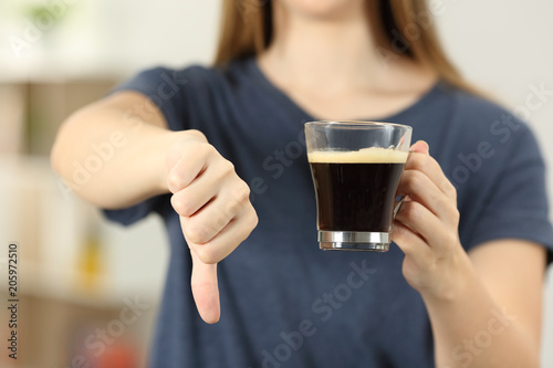 Φωτογραφία Woman hands holding a coffee cup with thumbs down