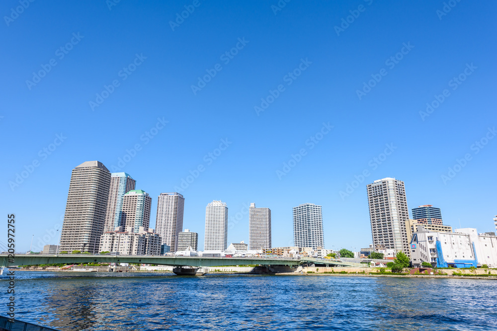 Obraz premium 隅田川沿いの高層マンション High-rise condominium in Tokyo