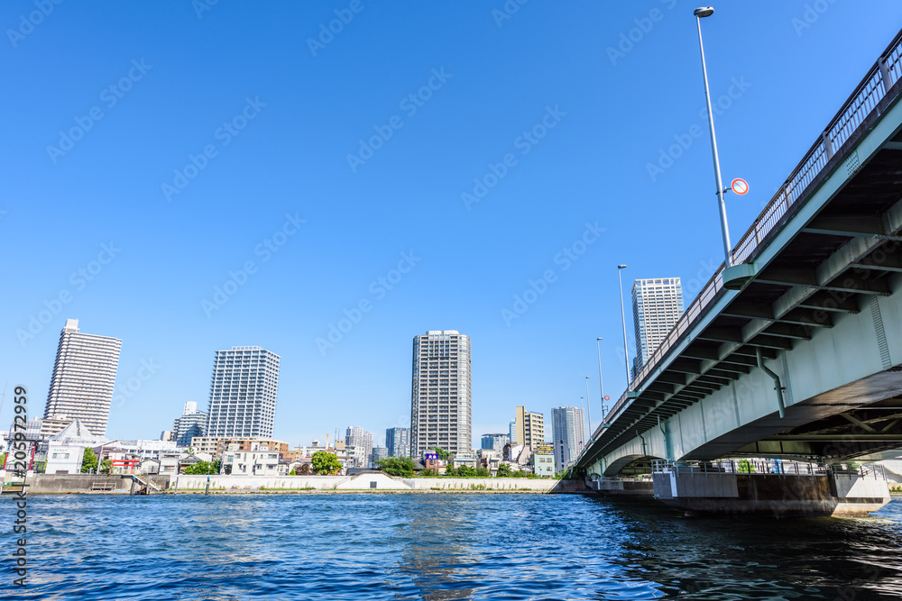 Obraz premium 隅田川沿いの高層マンション High-rise condominium in Tokyo
