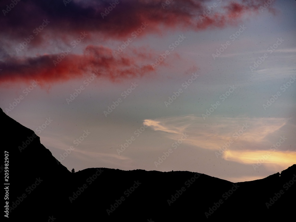 Profilo di montagne al tramonto in alta quota