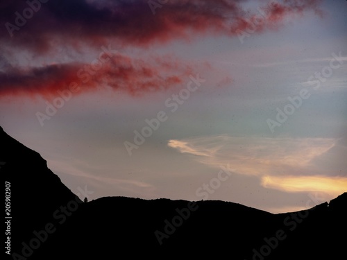 Profilo di montagne al tramonto in alta quota