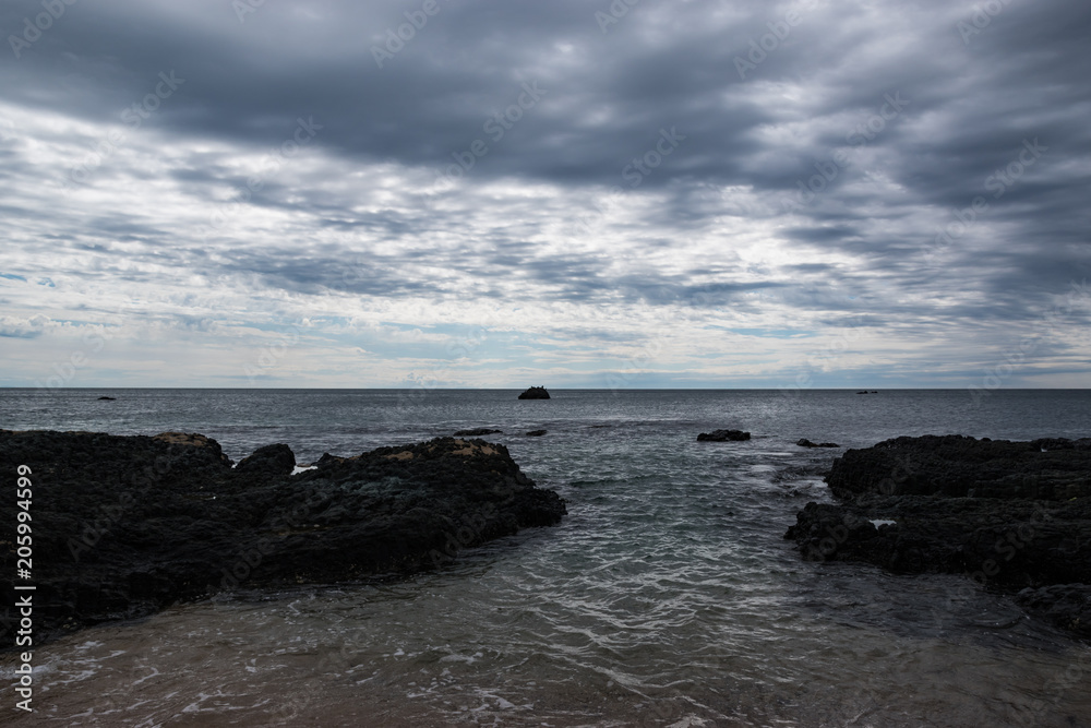 岩のある浜と曇り空