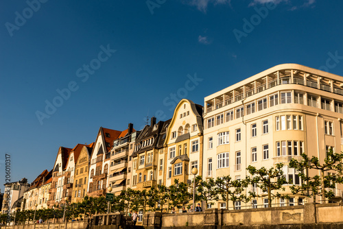 Hausfassaden in D  sseldorf am Rhein