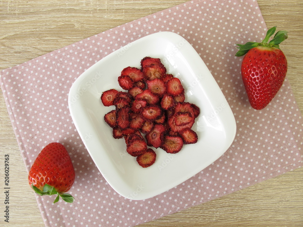 Frische und selbst getrocknete Erdbeeren Frische und selbst getrocknete Erdbeeren