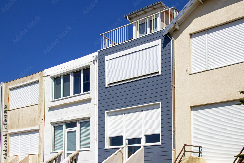Façade de construction moderne en front de mer Façade de construction moderne en front de mer