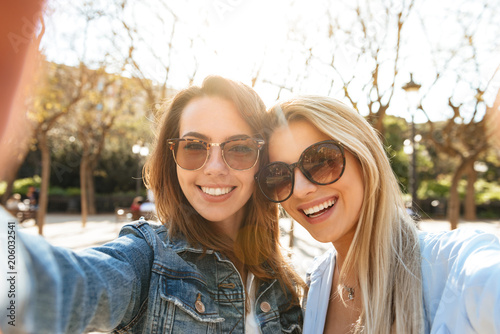 Foto Two amazing cheerful women friends make selfie.