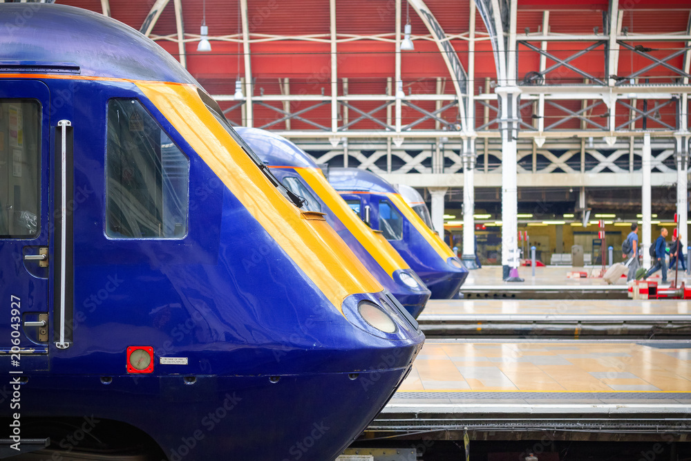 Fototapeta premium Pociągi czekają na stacji kolejowej London Paddington