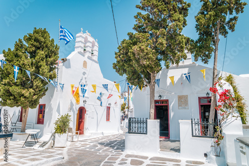 Fototapeta Naklejka Na Ścianę i Meble -  colorful streets of Mykonos Greece