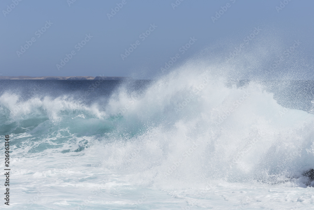 Playa Blanca Lanzarote Brandungswelle spritzt hoch Playa Blanca Lanzarote Brandungswelle spritzt hoch