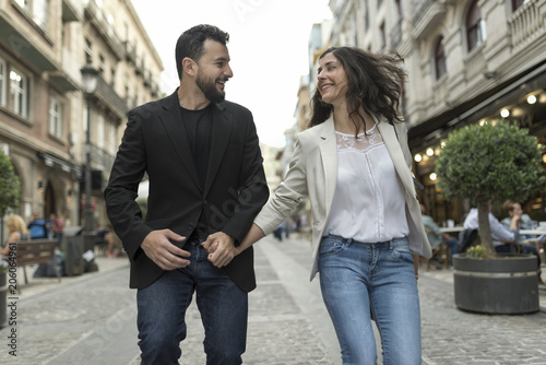 Fotografía Young 30 years old couple walking in the street