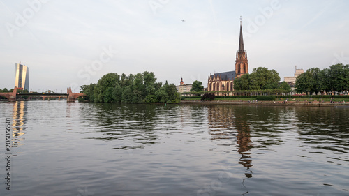 Frankfurt del Main, puente que cruza el rio Main. Fráncfort del Meno​, comúnmente llamada Fráncfort, ​ es la ciudad más poblada del estado federado de Hesse