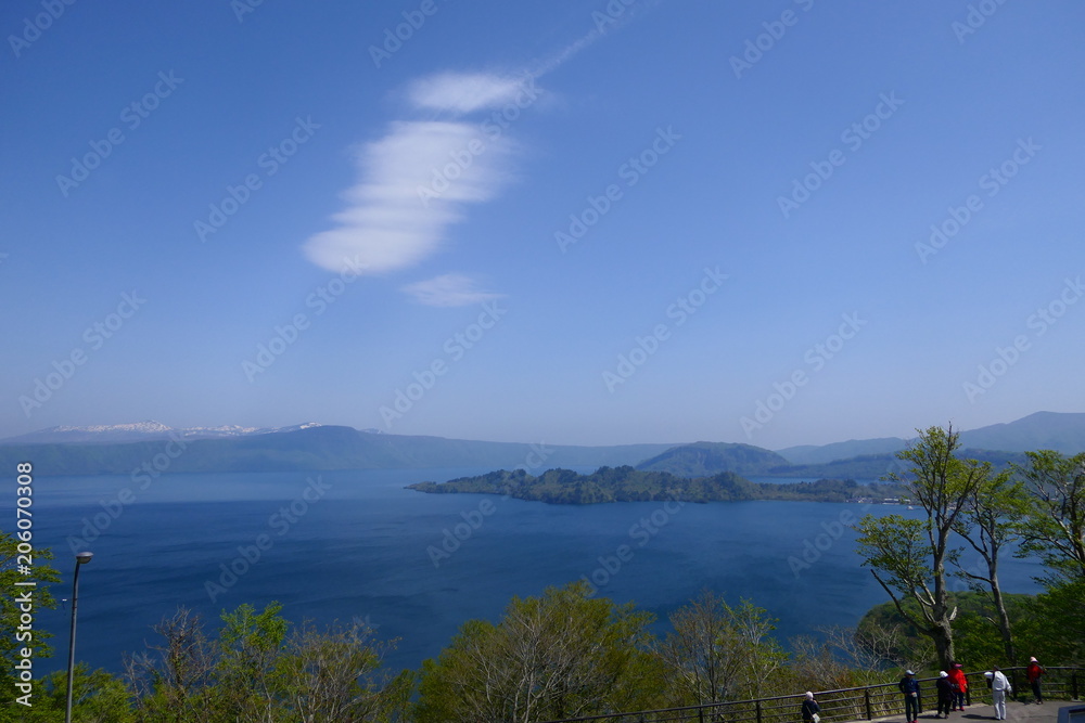 十和田八幡平国立公園。新緑の十和田湖。十和田　青森　日本。５月中旬。