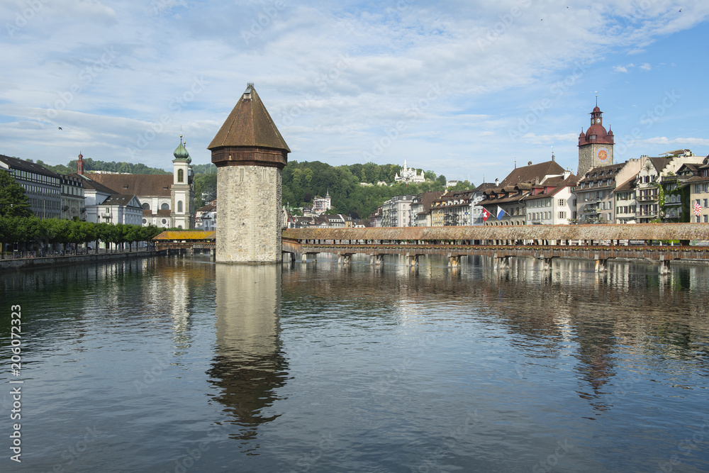 Kapellbrücke mit Turm in Luzern, Schweiz
