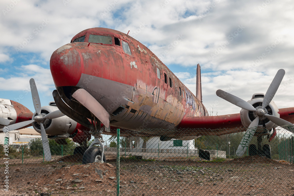 Fototapeta premium Altes verfallenes Flugzeug auf einer Wiese