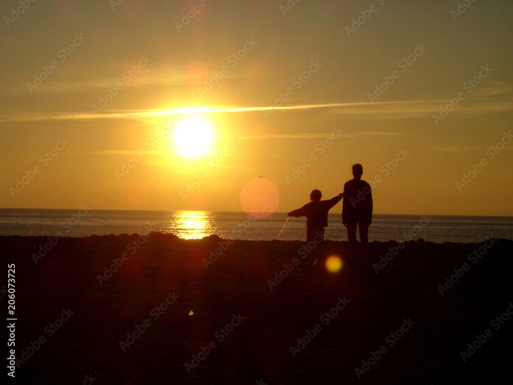 Fototapeta premium Insel Strandkorb Strandkörbe Nordsee Meer Sonne Familie Liebe Sonne Sonnenuntergang