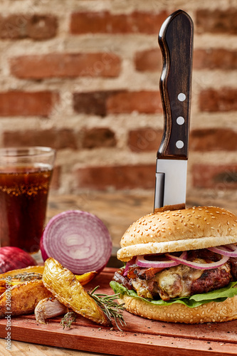 Hamburguer com fundo rústico