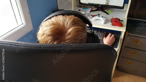 adolescent sur ordinateur de bureau