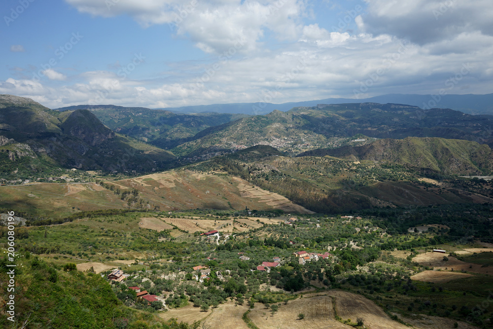 Blick auf ein Dorf in der Berglandschaft von  Kalabrien