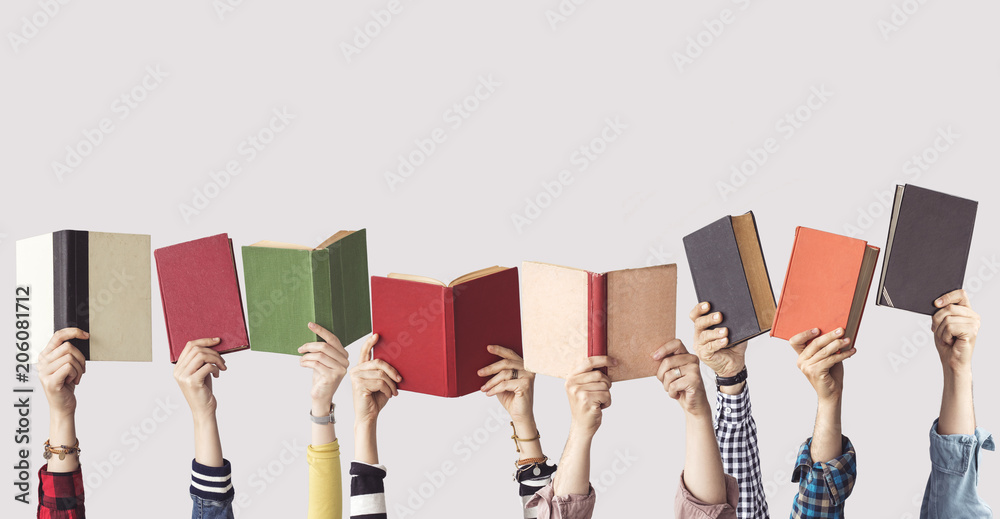 Naklejka premium Ręce ludzi trzymają książki