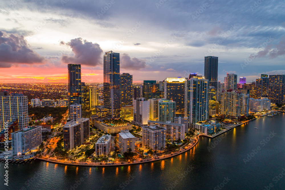 Naklejka premium Zdjęcie lotnicze drona Brickell nad zatoką Miami na Florydzie o zmierzchu