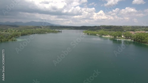Drone en Bañolas con el lago más grande de Cataluña, en la provincia de Gerona. Es el principal símbolo de la ciudad de Banyoles (Girona,España) Video aereo con Dron